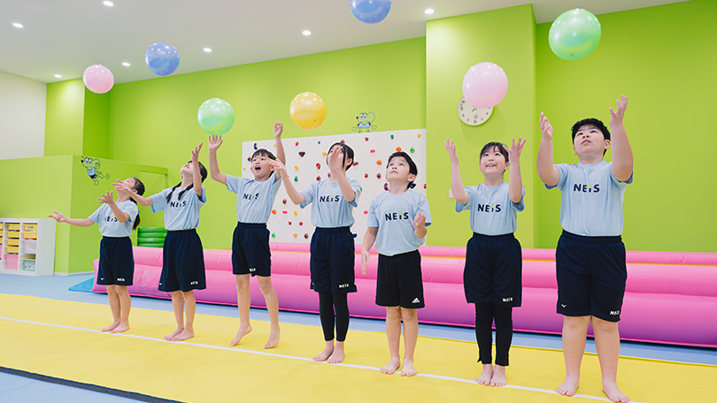 各地域で展開している「ネイス体操教室」では、お子さまのココロとカラダの成長をサポートするサードプレイスとして、学校やご家庭では体験を提供しています。