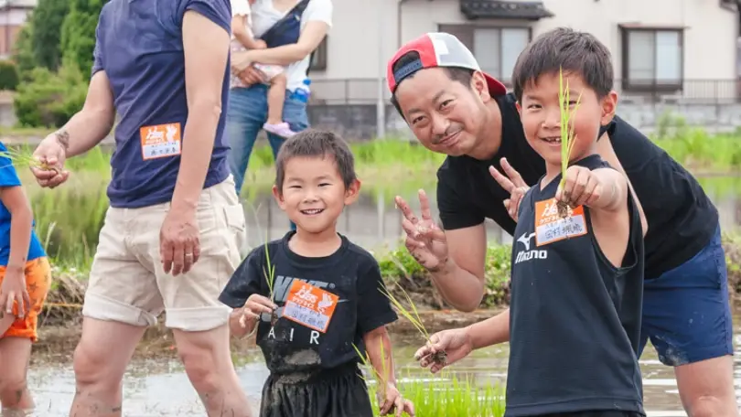 ネイスでは、教室での体験以外にも、農業体験で自ら米の作付けや収穫を行ない、自然と親しみながら、社会学習を行うプログラムを実施し、幅広い体験を提供しています。