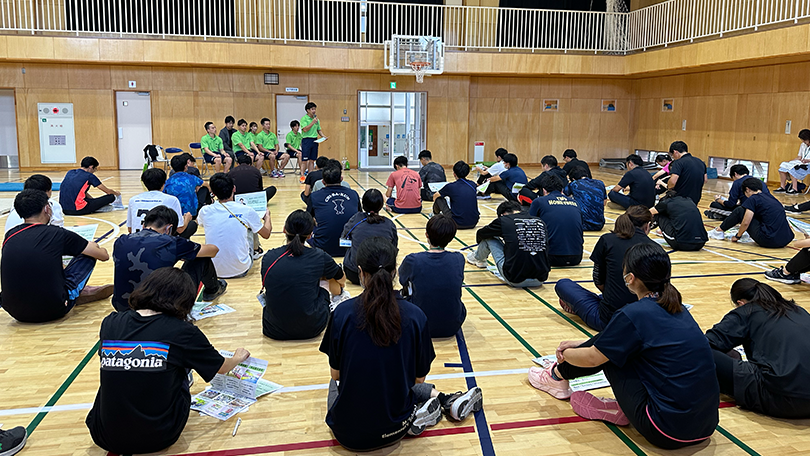 行政と連携し体操教室とは異なる枠組みで指導技術の提供を行っております。体操教室の知見を活かし、多くの子ども達や指導者がより安心安全で運動の機会を提供できる様、取り組んでいます。